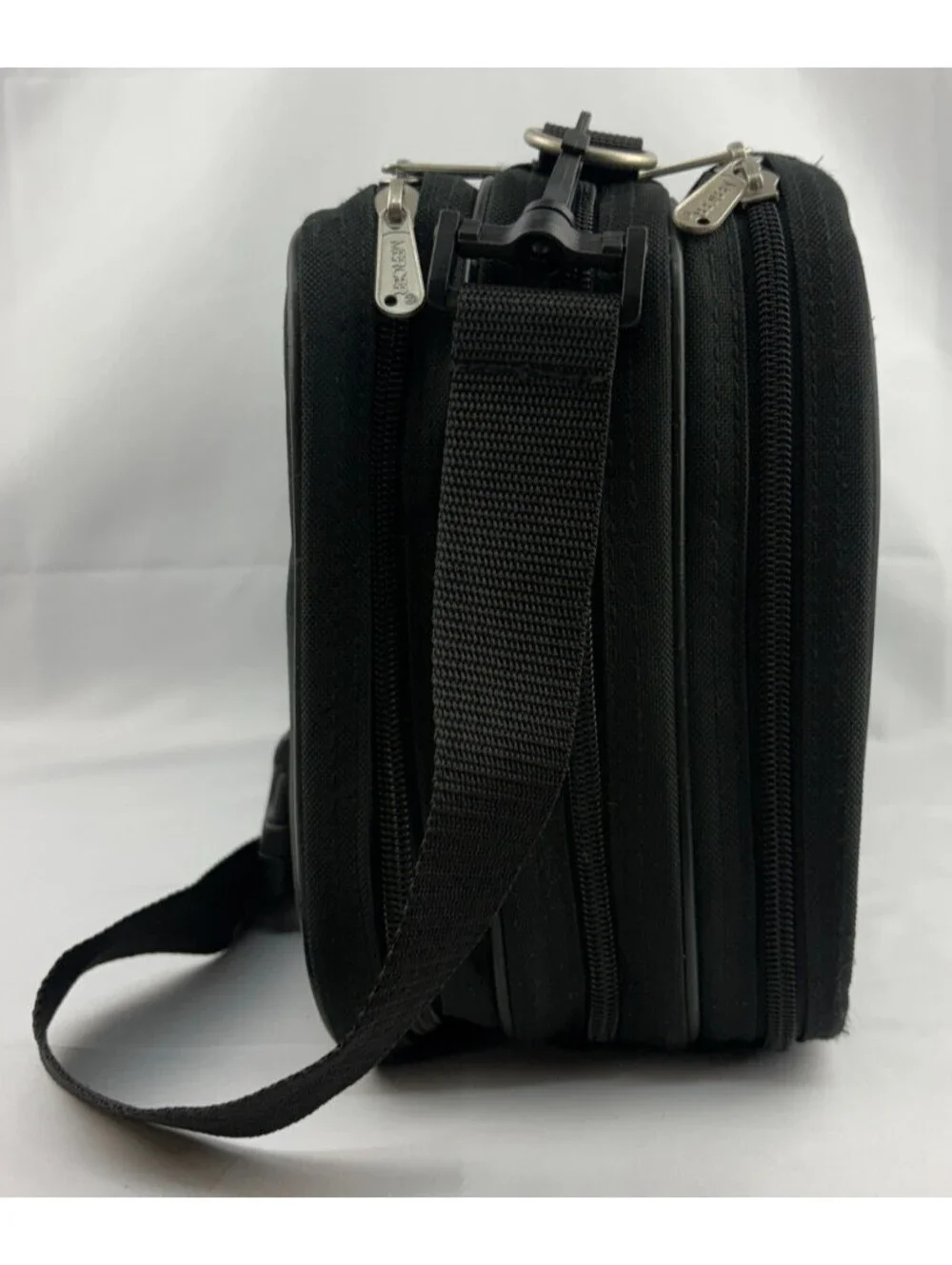 Mercer Culinary 21-Pocket Triple Zip Black Knife Carrying Case